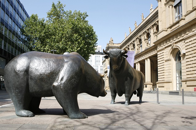 Die Frankfurter Wertpapierbörse gilt als wichtigster Handelsplatz für Aktien in Deutschland. Von hier aus wird das Handelssystem Xetra geführt, mit dem die wichtigsten deutschen Aktien gehandelt werden – rund 90 Prozent des gesamten Handels von Wertpapieren fanden im Jahr 2015 hier statt. (#06)