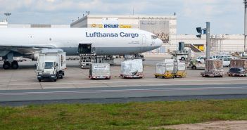 Lufthansa Cargo: Experte für den Transport verderblicher (Foto: AdobeStock -  Jakub Rutkiewicz 407318011)