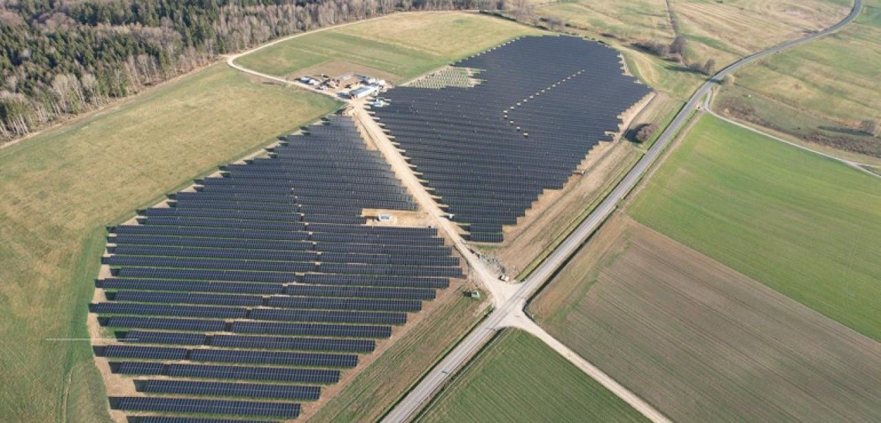 17,6 MW Solarpark Bruchweiler versorgt zwölftausend Haushalte mit (Foto: ABO Energy GmbH & Co. KGaA)